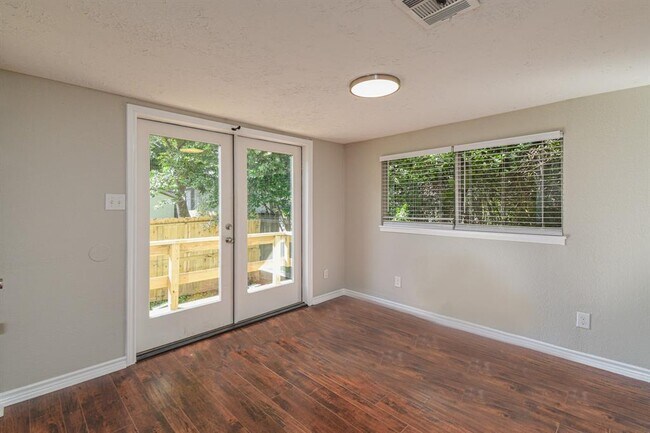 Building Photo - 507 Sioux River Rd