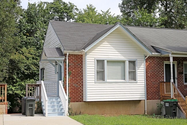 Building Photo - Pet-Friendly Fry's Spring Duplex With Fenc...