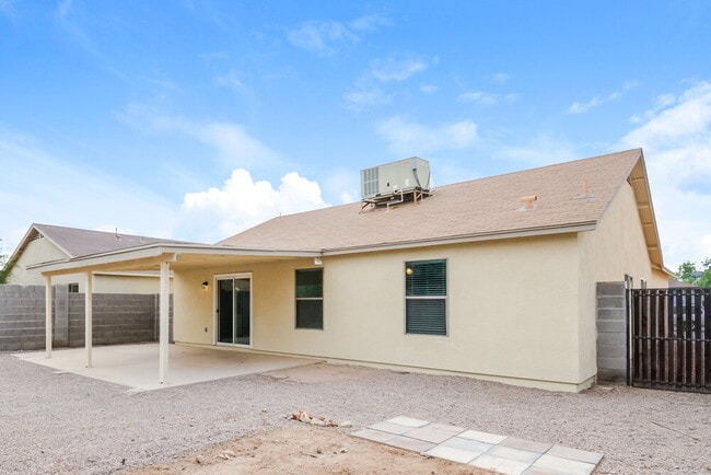Building Photo - 11808 W Bloomfield Rd