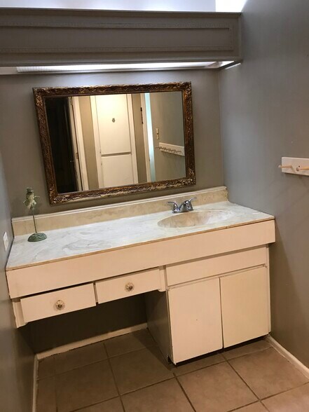 Upstairs vanity - 9306 Fernglen Dr