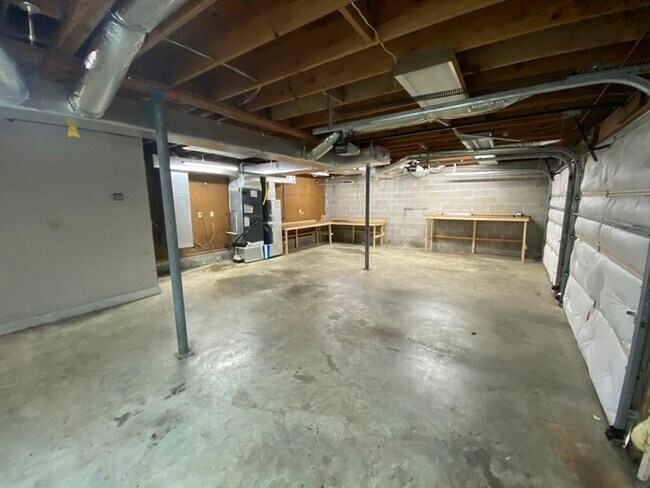 Building Photo - 558 1st St SW
