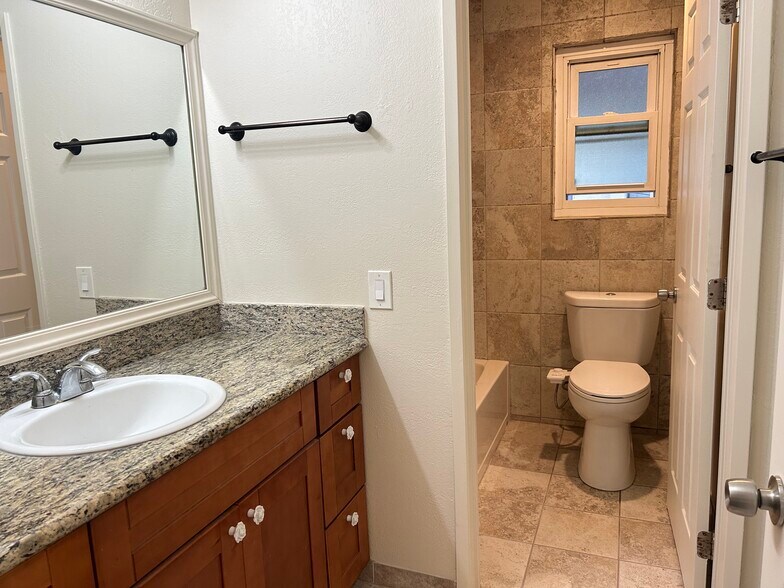 Building Photo - 833 Taylor St