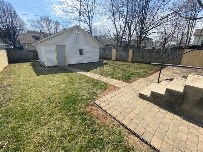 Building Photo - 3 Bedroom House - Grandview Area