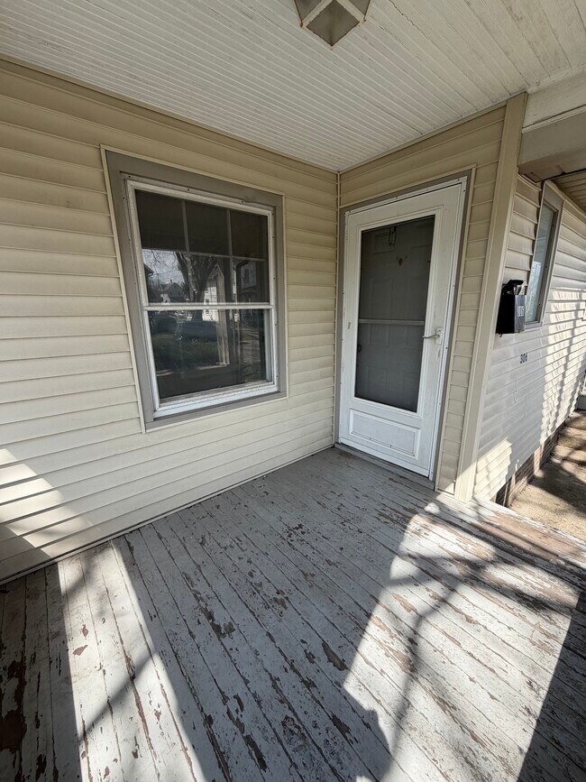 Building Photo - 306-310-310 E Washington St