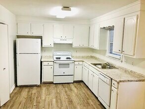 Building Photo - Updated Two Bedroom Townhome