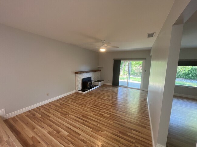 Building Photo - Beautiful 3 BDRM, 2 BATH Home w/ American ...