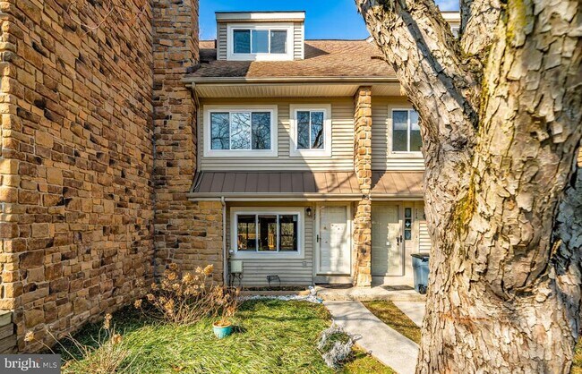 Building Photo - 227 Carriage Ct