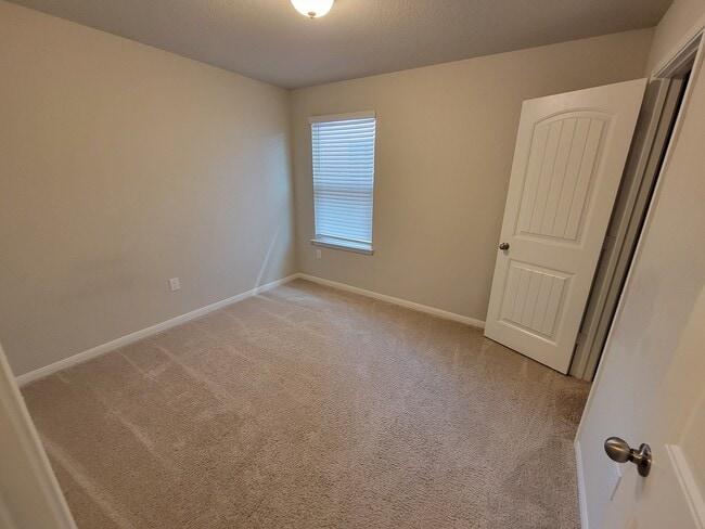 Building Photo - 3200 Crystal Bend Dr