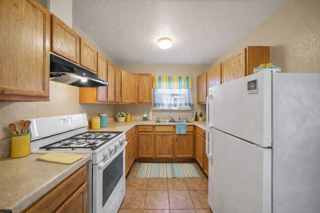 Building Photo - 4636 Mayflower St