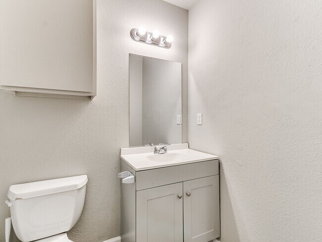 Building Photo - Updated 3 Bedroom, 2 Bathroom Duplex in the Heart of Broken Arrow!