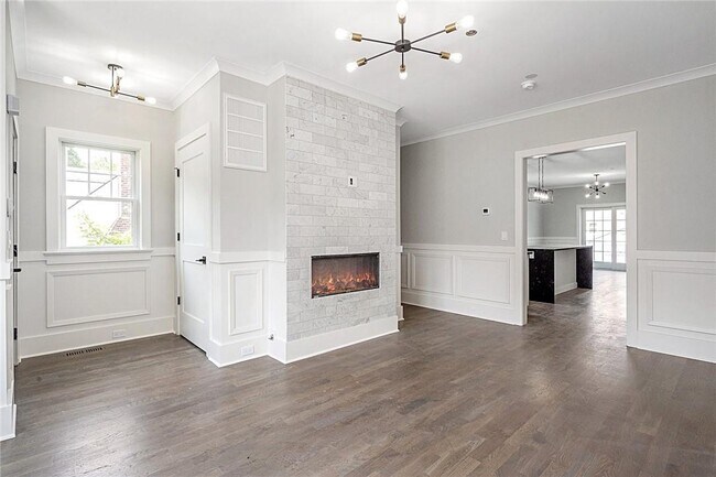 Building Photo - 10 Underhill Pl