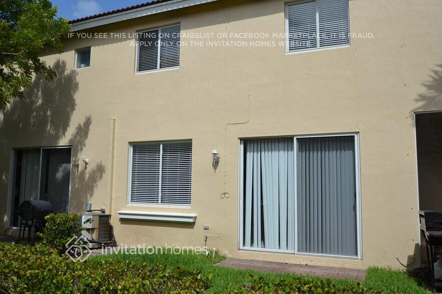 Building Photo - 2781 S Evergreen Cir