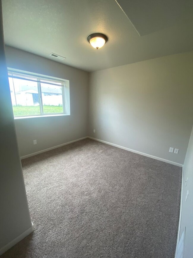 Building Photo - 4 BED | 3 BATH | 3 CAR GARAGE | SUMMERSET