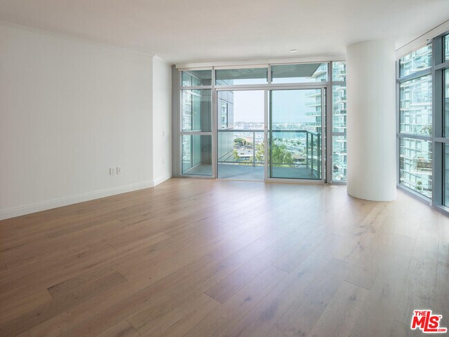 Building Photo - 13650 Marina Pointe Dr