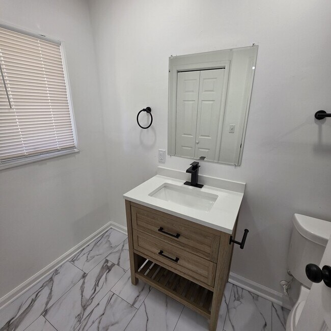 Building Photo - Spacious 4 bedrooms and 2 full baths home located on Holmes Rd in Kansas City, MO