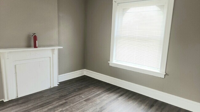 Building Photo - "Charming 3-Bedroom Retreat in the Heart o...