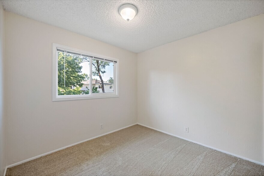 Building Photo - 490 N 5th St