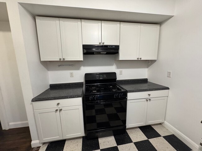 Building Photo - 321 B St