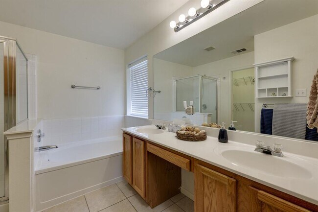 Building Photo - 6007 Lone Star Ct