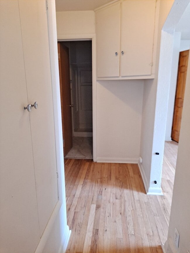 Building Photo - 949-4 Pendragon 426-426 1/2 Polk Street