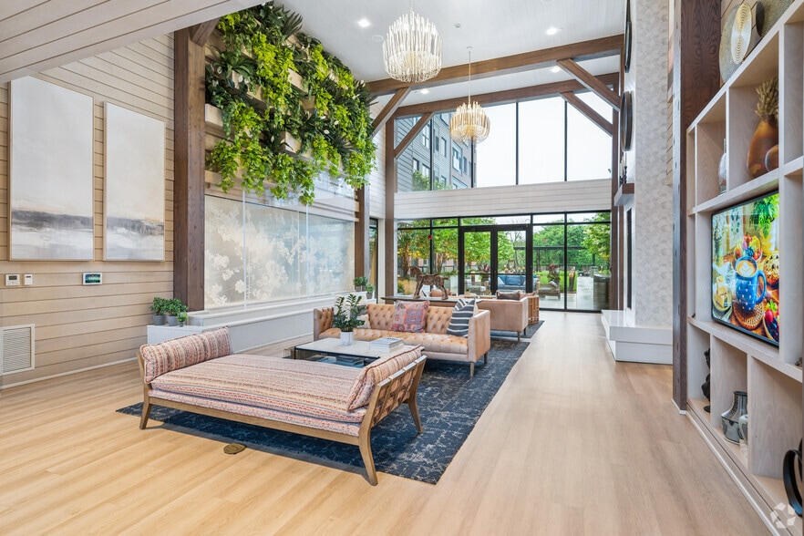 Lobby Photo - Albion Highland Park