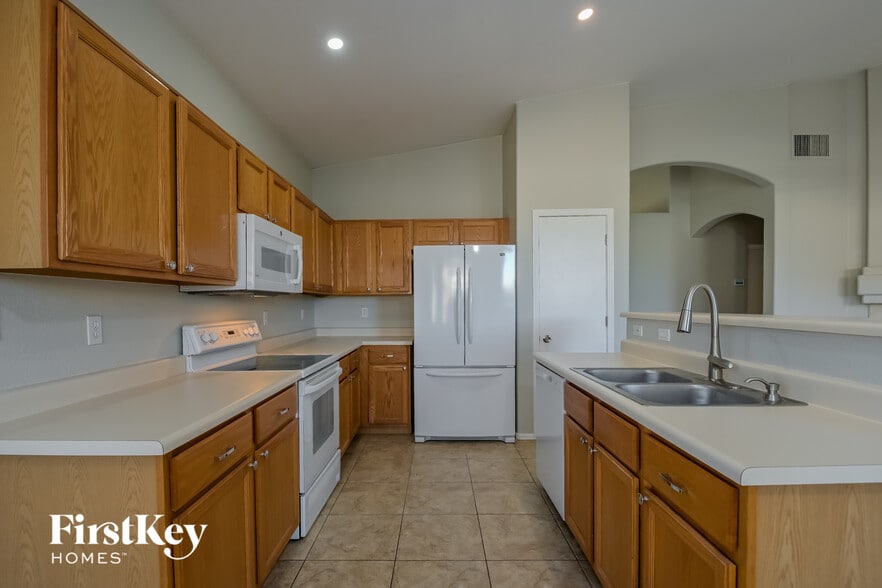 Building Photo - 7640 W Summer Sky Dr