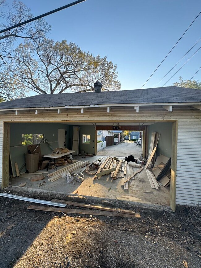 Building Photo - 2017 N Garfield St
