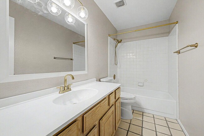 Building Photo - 5719 E St John Rd