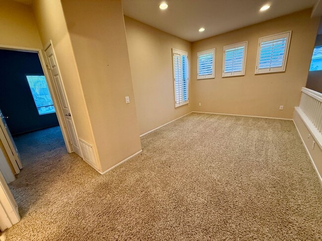 Building Photo - Scripps 3br plus loft garage yard granite kitchen TEXT 858-774-1574