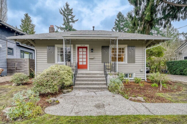 Building Photo - Montlake/Madison Park Area | Remodeled 3 Bed + Bonus Spaces | Arboretum Access