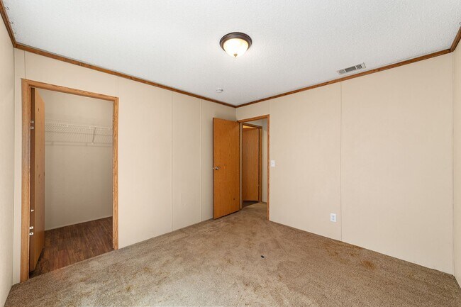 Building Photo - Spacious 3BR/2BA Home  Available Now!
