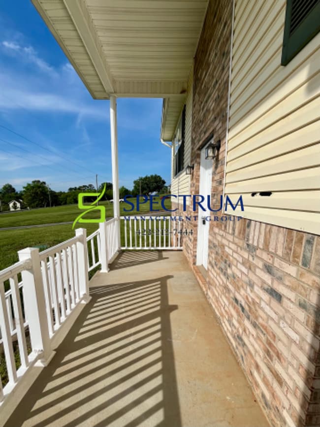 Building Photo - Now accepting applications - Large 4 bedroom 2 bath single family home Dandridge, TN