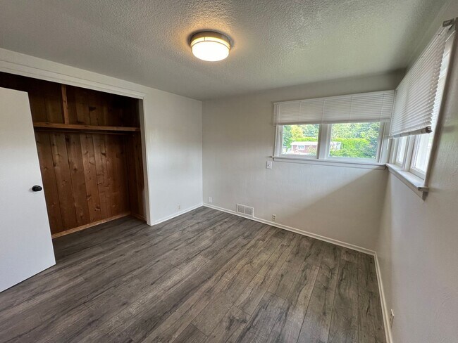 Building Photo - Bremerton Duplex