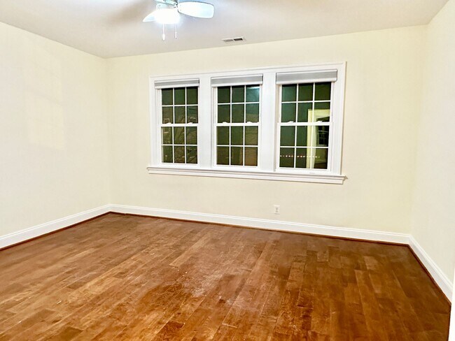 Building Photo - Detached 4 bed 3 bath. Pets Welcome!