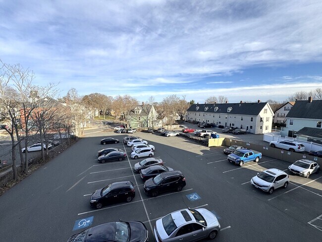 Building Photo - 625 Main St