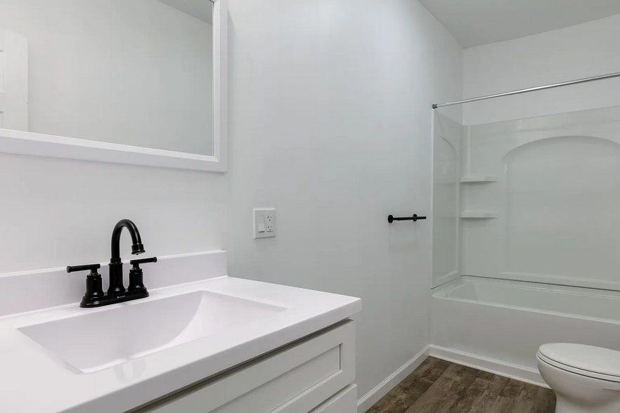 Building Photo - 318 Bronson St