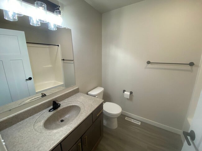 Building Photo - 4 bed, 3.5 Bath Single Family Home (Middle...