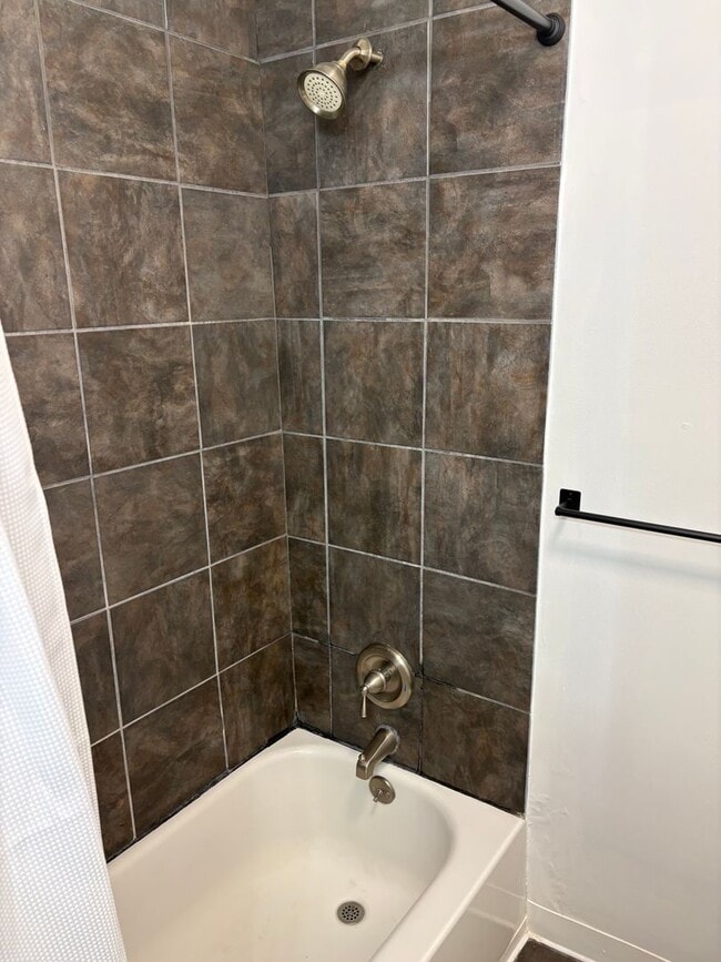 Building Photo - Nice 2 Bedroom