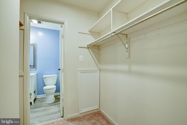 Building Photo - 5806 Royal Ridge Dr