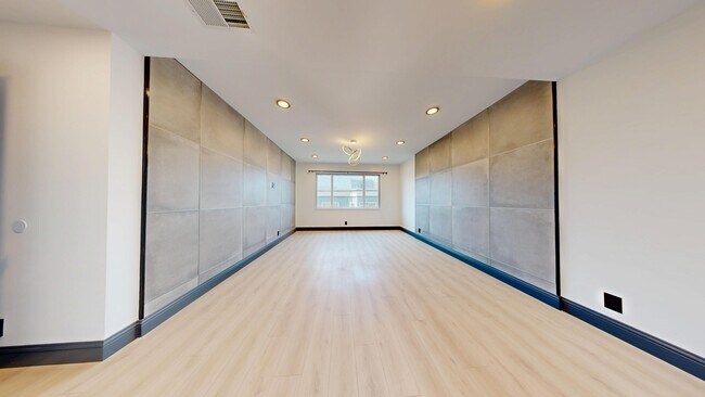 Building Photo - 711 La Playa St