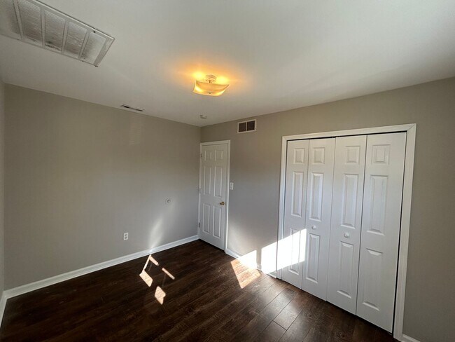 Building Photo - 4 bedroom 2 bath - Levittown