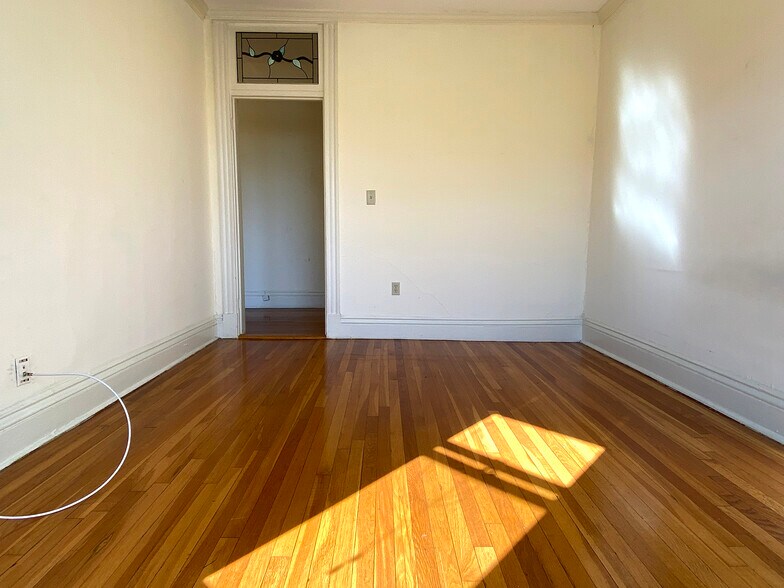 Building Photo - 54 Queensberry St