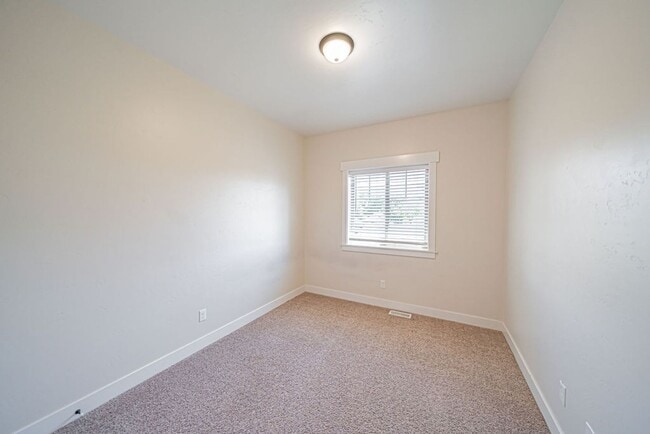 Building Photo - 3 bed 1.5 bath Townhome