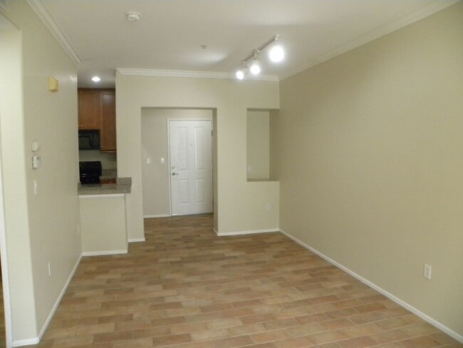 Building Photo - Watermarke Condo 1bed 1 bath