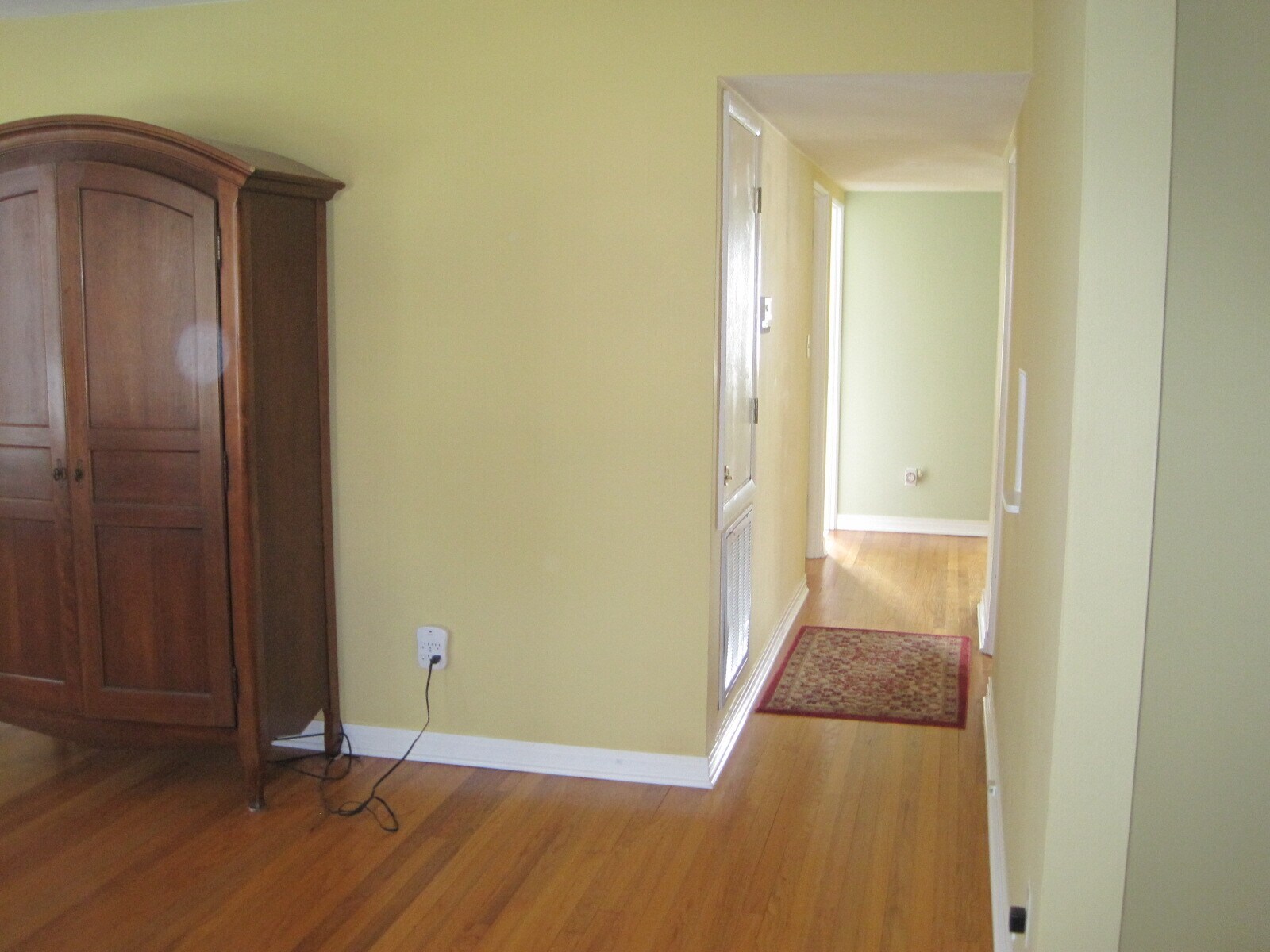 Hall leading to bedrooms - 612 Stetson St
