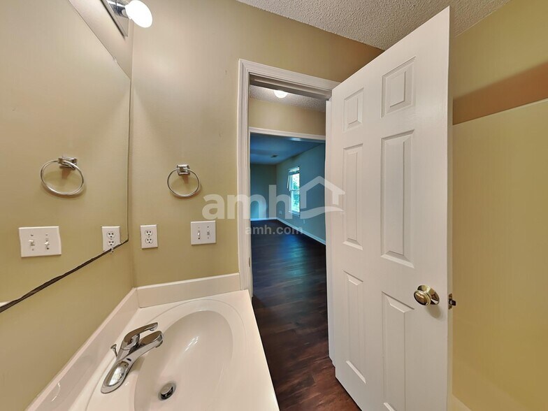 Building Photo - 5008 Lonita St
