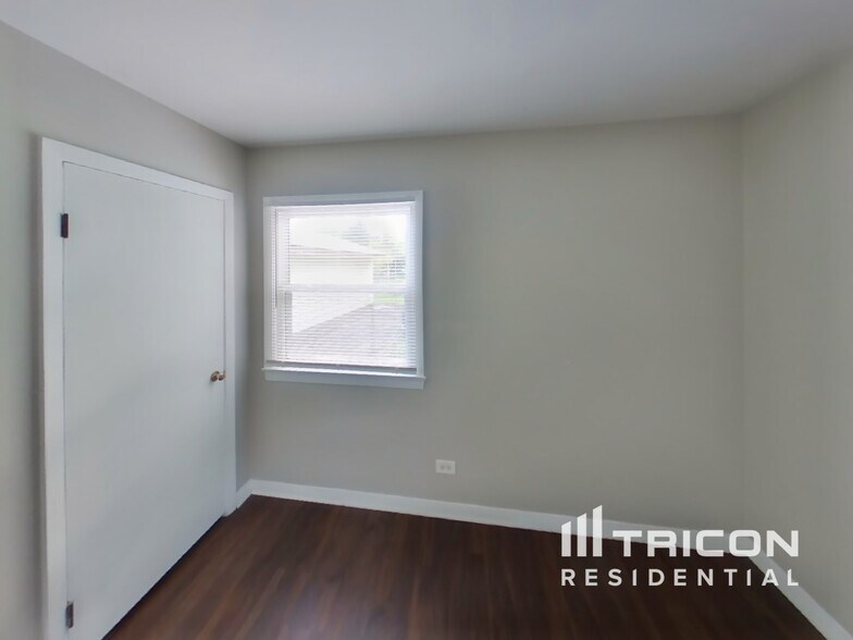 Building Photo - 30477 N Oak Grove Ave