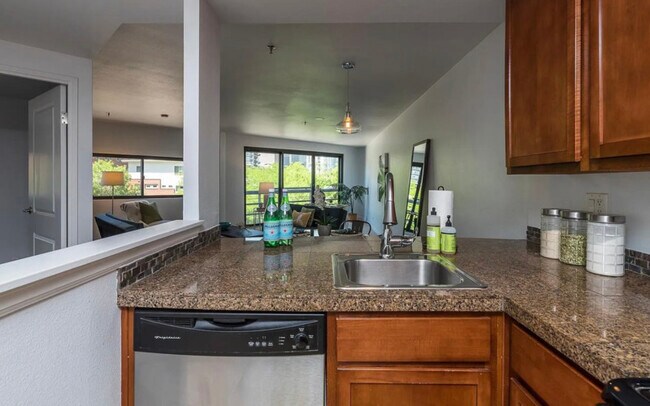 Building Photo - 100 Park Ave W