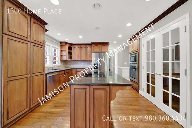 Building Photo - 1300 Home Pl