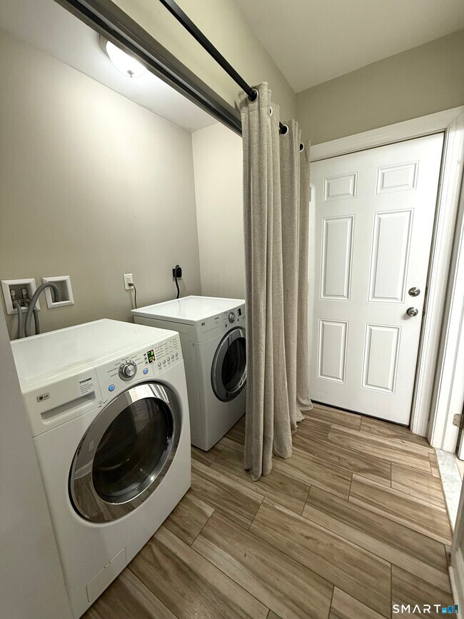 Building Photo - 145 Smith St